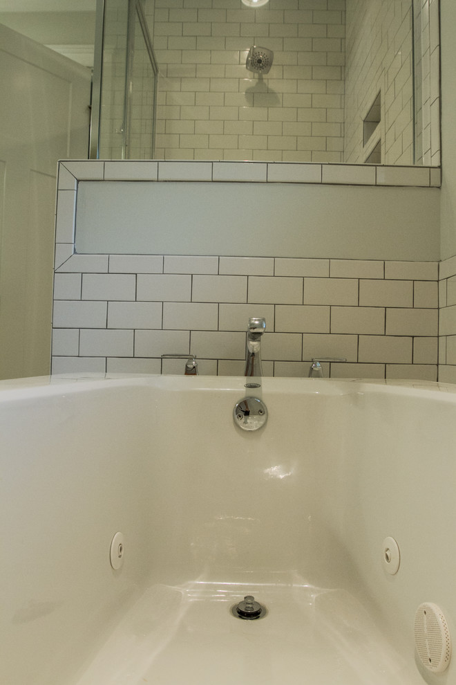 アトランタにある高級な中くらいなトランジショナルスタイルのおしゃれな浴室の写真