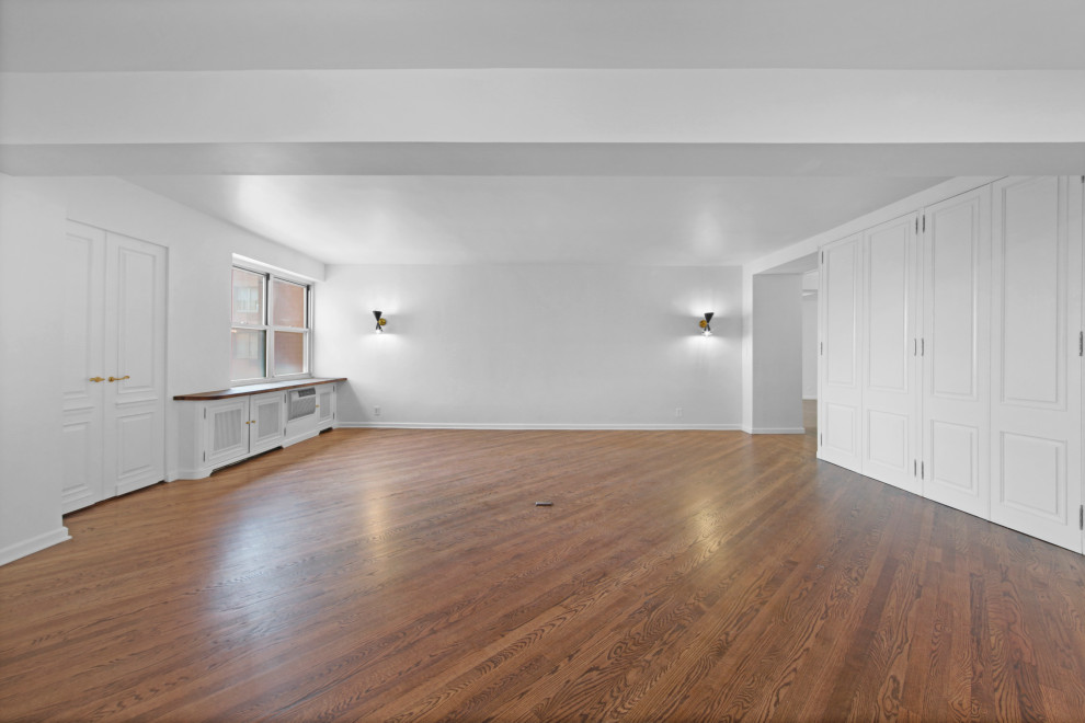 Großes, Offenes Wohnzimmer mit Hausbar, weißer Wandfarbe, braunem Holzboden und braunem Boden in New York