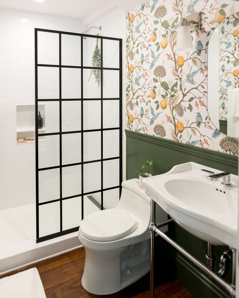 На фото: ванная комната среднего размера в стиле неоклассика (современная классика) с открытым душем, унитазом-моноблоком, белой плиткой, керамической плиткой, зелеными стенами, паркетным полом среднего тона, душевой кабиной, раковиной с пьедесталом, коричневым полом, открытым душем, нишей, тумбой под одну раковину и обоями на стенах с