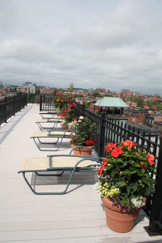 Inspiration for a mid-sized traditional rooftop full sun outdoor sport court for summer in Other.