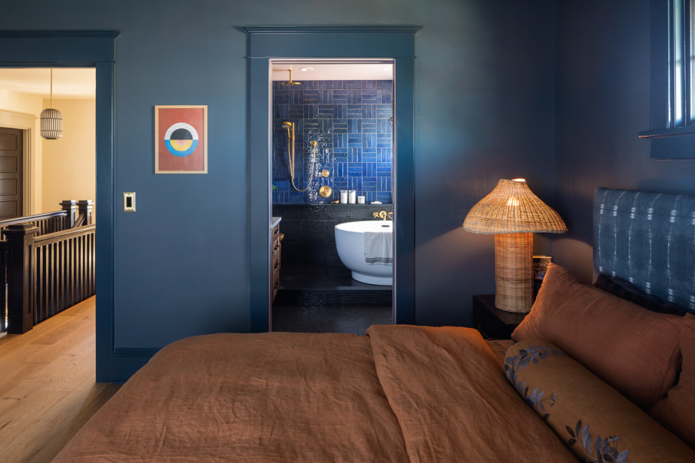На фото: маленькая хозяйская спальня в стиле неоклассика (современная классика) с синими стенами и светлым паркетным полом для на участке и в саду