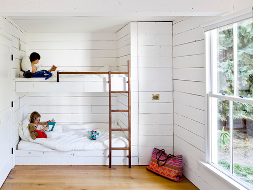 A tiny farmhouse in Portland OR designed by Jessica Helgerson via Houzz - childrens bedroom with bunk beds