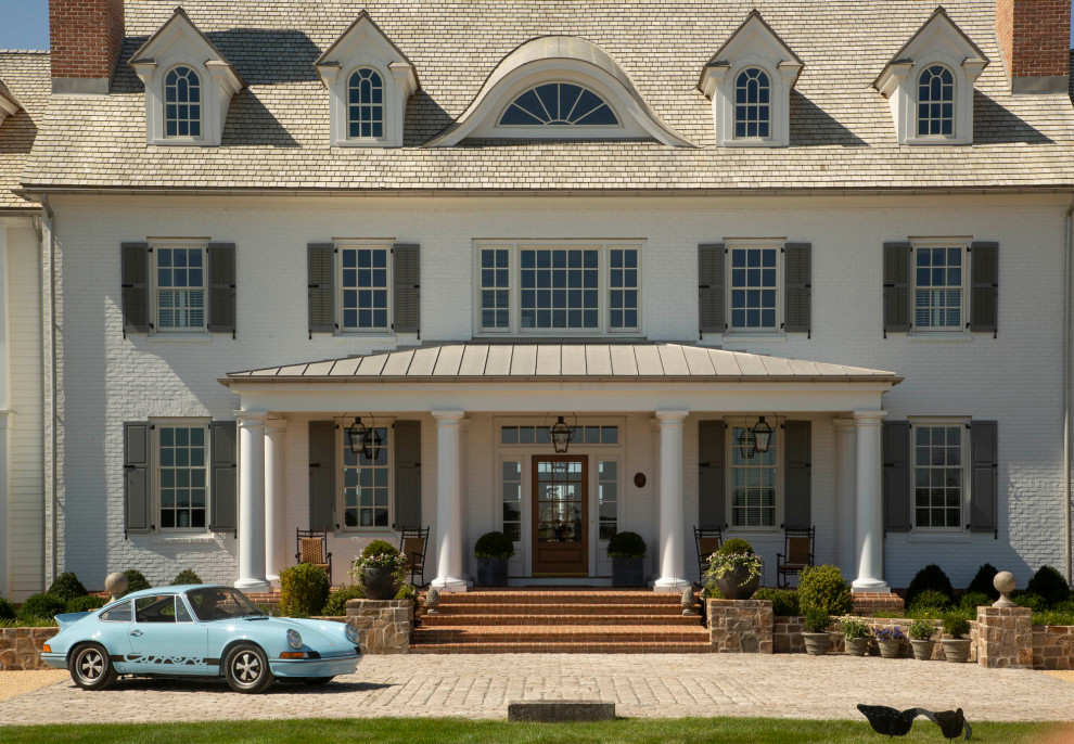 Geräumiges, Dreistöckiges Klassisches Einfamilienhaus mit gestrichenen Ziegeln, weißer Fassadenfarbe, Satteldach, Schindeldach, braunem Dach und Schindeln in Baltimore