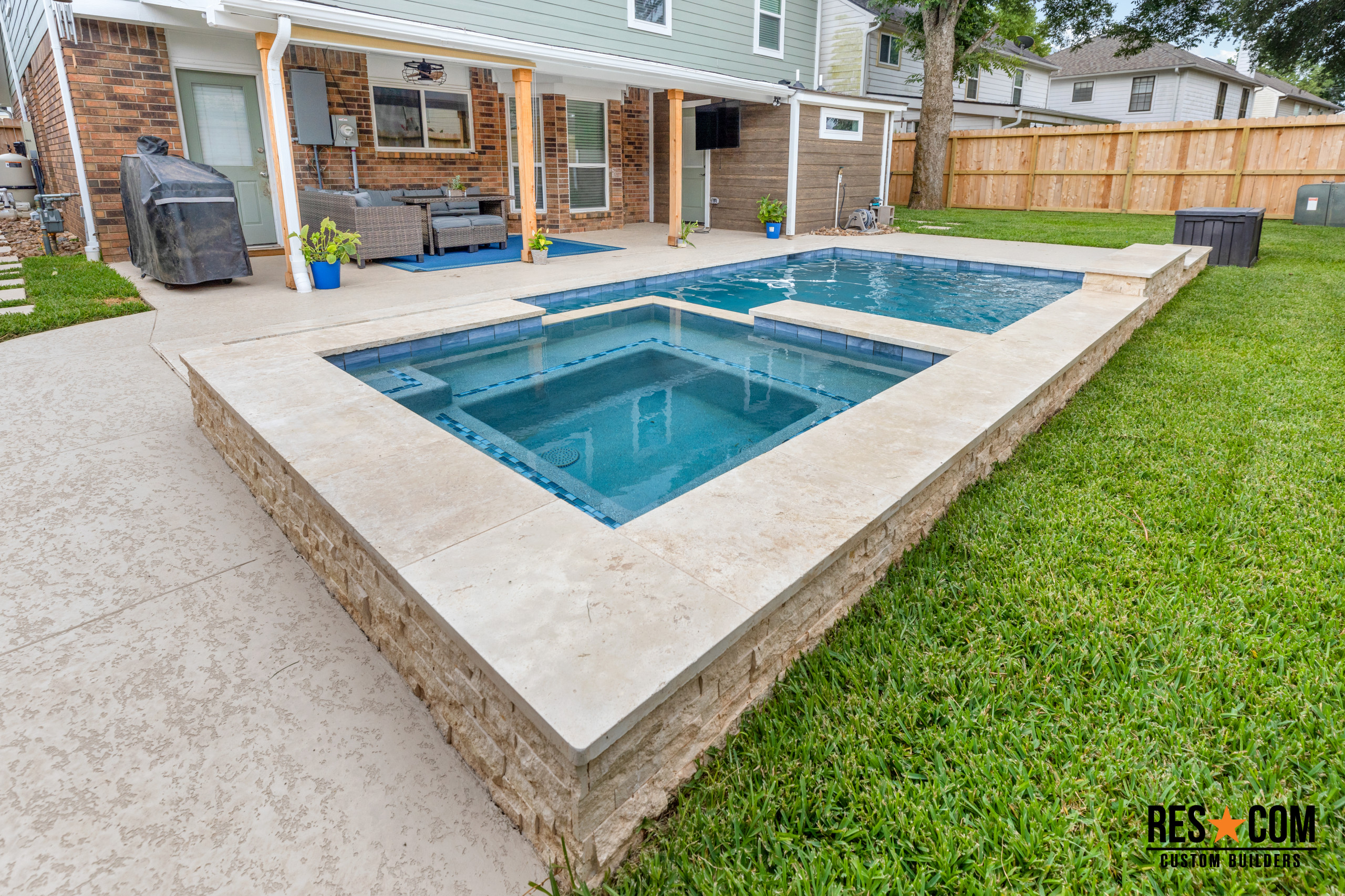 Richmond - Pool and pool bathroom