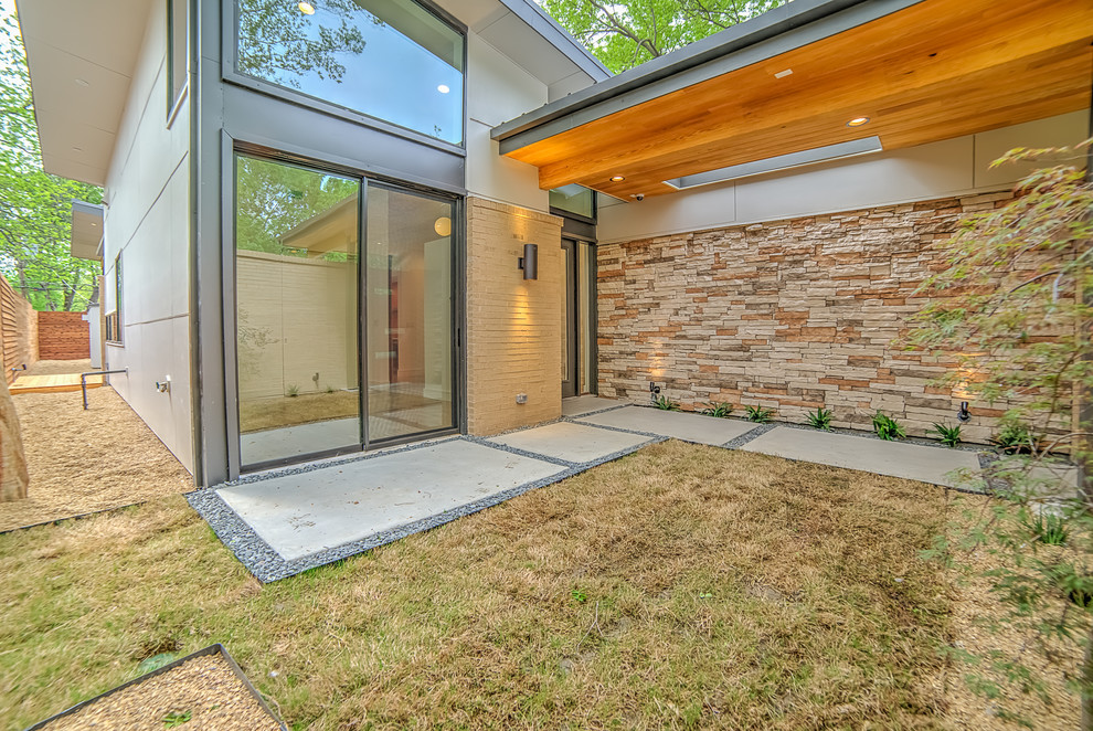 This is an example of a midcentury one-storey exterior in Dallas.