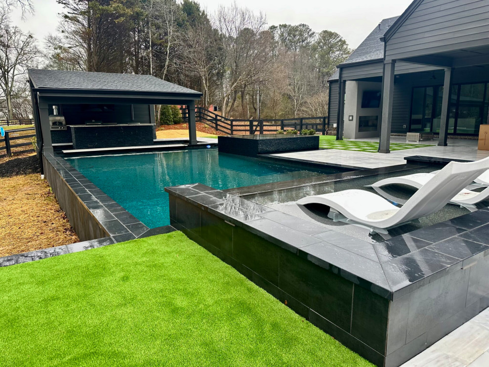 Foto de piscina natural moderna grande a medida en patio trasero