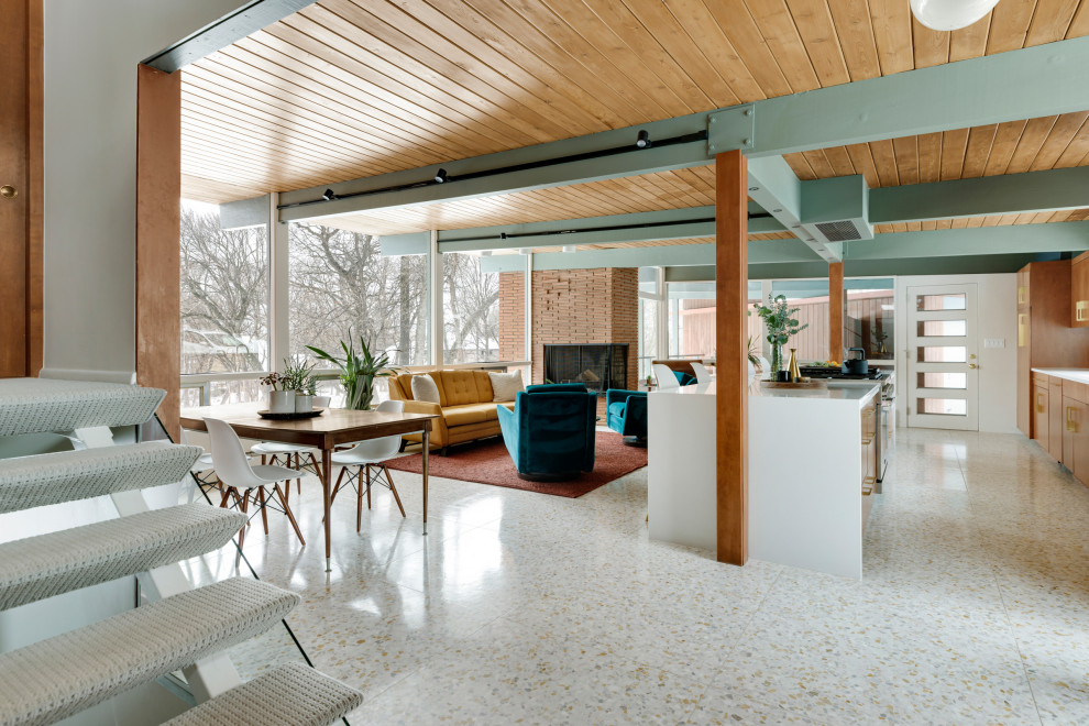 Mittelgroßes, Offenes Mid-Century Wohnzimmer mit weißer Wandfarbe, Eckkamin, Kaminumrandung aus Backstein, weißem Boden, freigelegten Dachbalken und Holzwänden in Minneapolis