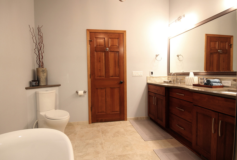 Example of a transitional bathroom design in Milwaukee