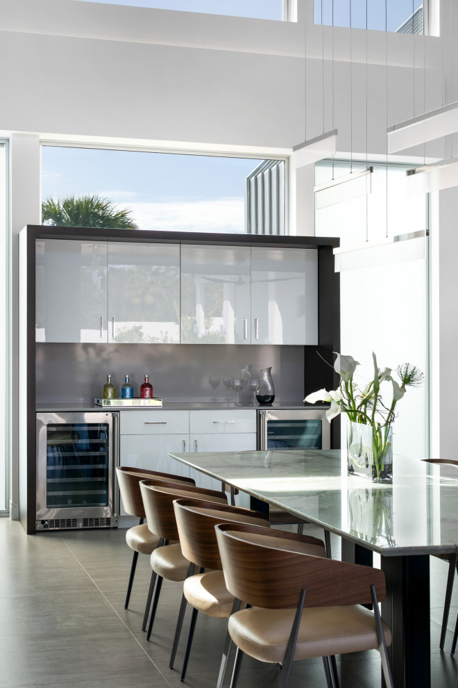 Geräumige Moderne Hausbar mit Porzellan-Bodenfliesen und grauem Boden in Tampa