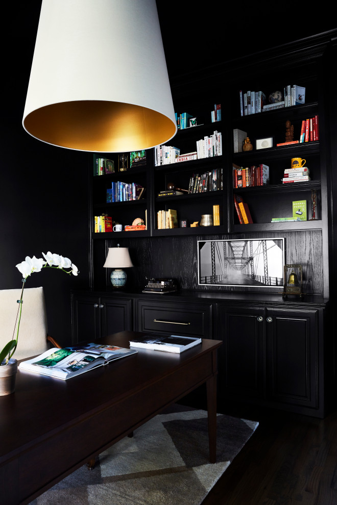 Foto de despacho tradicional renovado de tamaño medio con paredes negras, suelo de madera en tonos medios, escritorio independiente y suelo beige