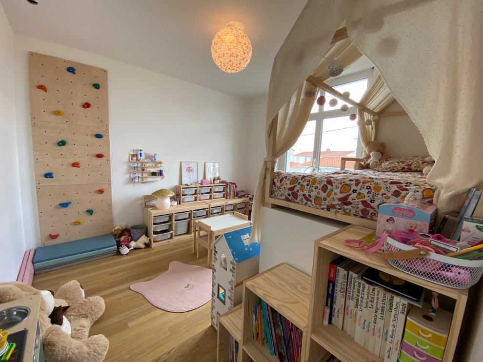 Cette image montre une chambre d'enfant de 4 à 10 ans nordique de taille moyenne avec un mur blanc, parquet clair, un sol beige et un lit mezzanine.