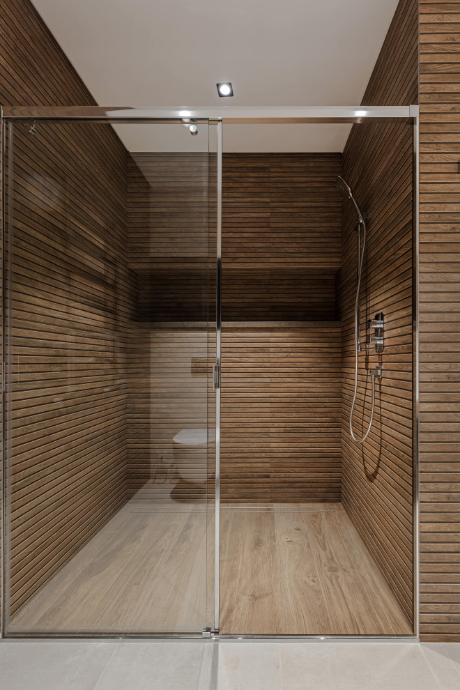 Пример оригинального дизайна: большая ванная комната в стиле лофт с открытым душем, коричневыми стенами, полом из керамической плитки, душевой кабиной, бежевым полом и душем с раздвижными дверями