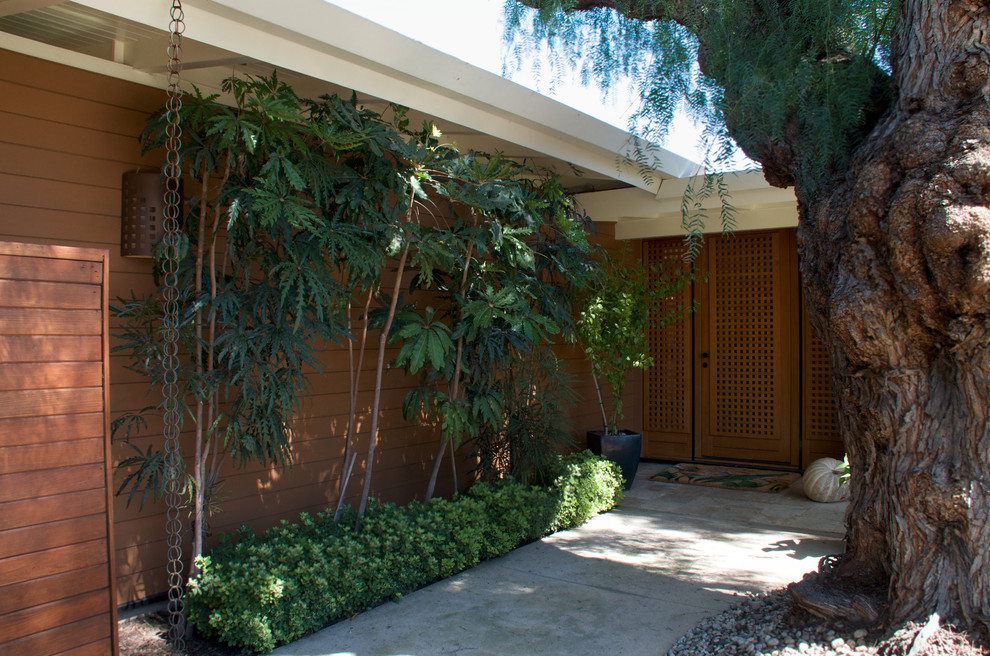 Inspiration for a 1950s exterior home remodel in Los Angeles