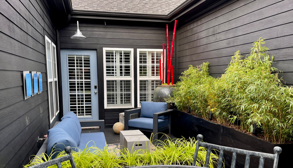 Свежая идея для дизайна: маленький двор на внутреннем дворе в современном стиле с растениями в контейнерах для на участке и в саду - отличное фото интерьера