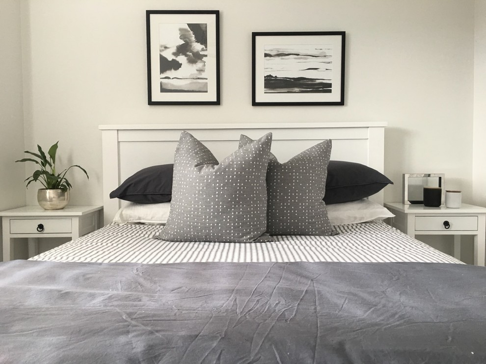 Bedroom - small modern bedroom idea in Auckland