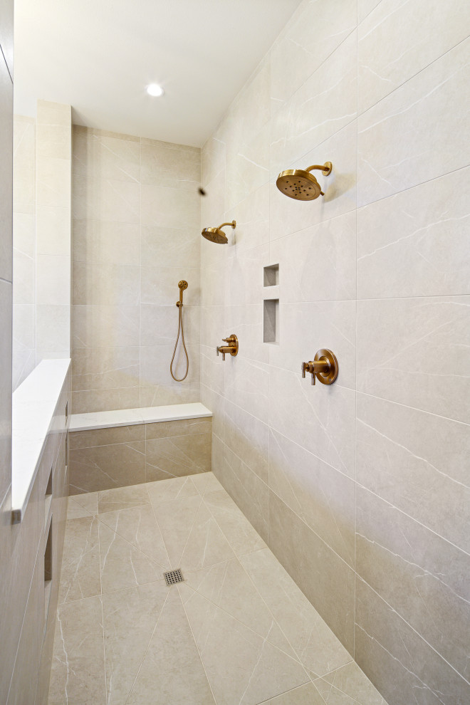 Idéer för stora funkis beige en-suite badrum, med släta luckor, bruna skåp, ett fristående badkar, en dusch i en alkov, en toalettstol med hel cisternkåpa, flerfärgad kakel, marmorkakel, beige väggar, klinkergolv i keramik, ett integrerad handfat, bänkskiva i kvarts, flerfärgat golv och med dusch som är öppen