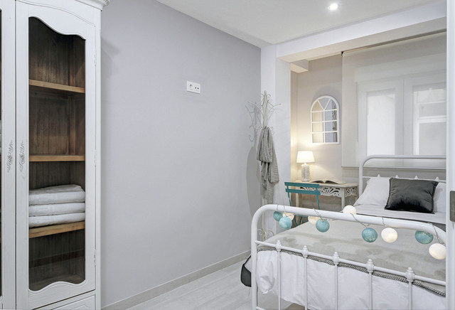 Apartamento con estilo transitional-bedroom