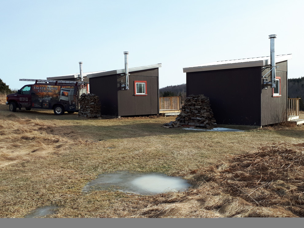 Example of a small mountain style home design design