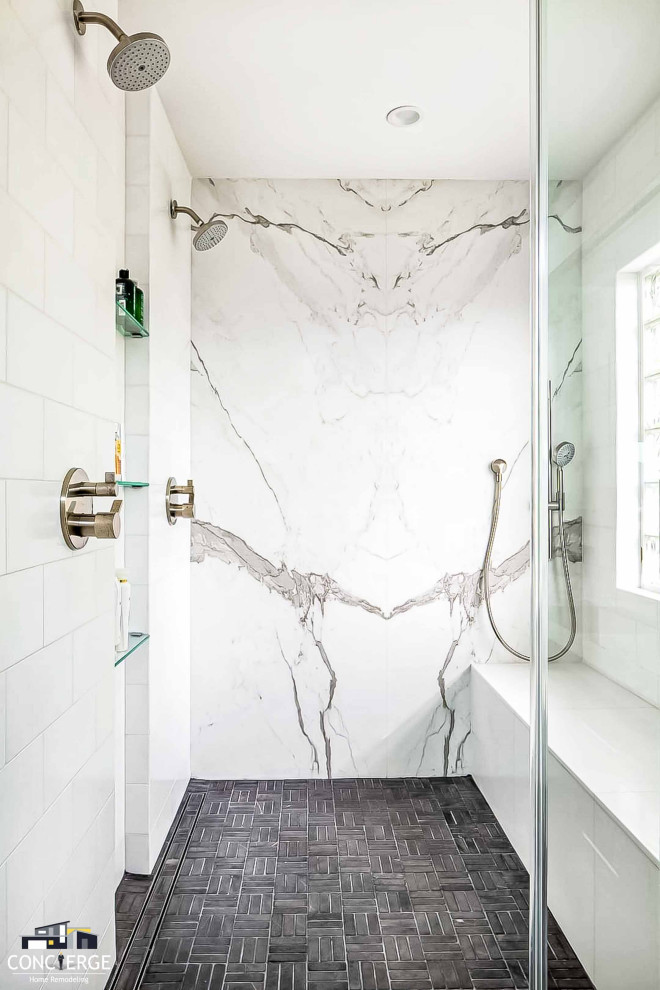 Modern inredning av ett mellanstort vit vitt badrum med dusch, med skåp i shakerstil, skåp i mellenmörkt trä, en dusch i en alkov, vit kakel, stenhäll, vita väggar, bänkskiva i kvarts och dusch med gångjärnsdörr