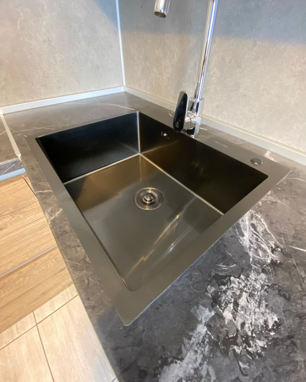 Угловая кухня в коричневом цвете с матовыми и древесными фасадами