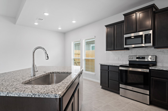 Dusk - Stained Cabinets modern-kueche