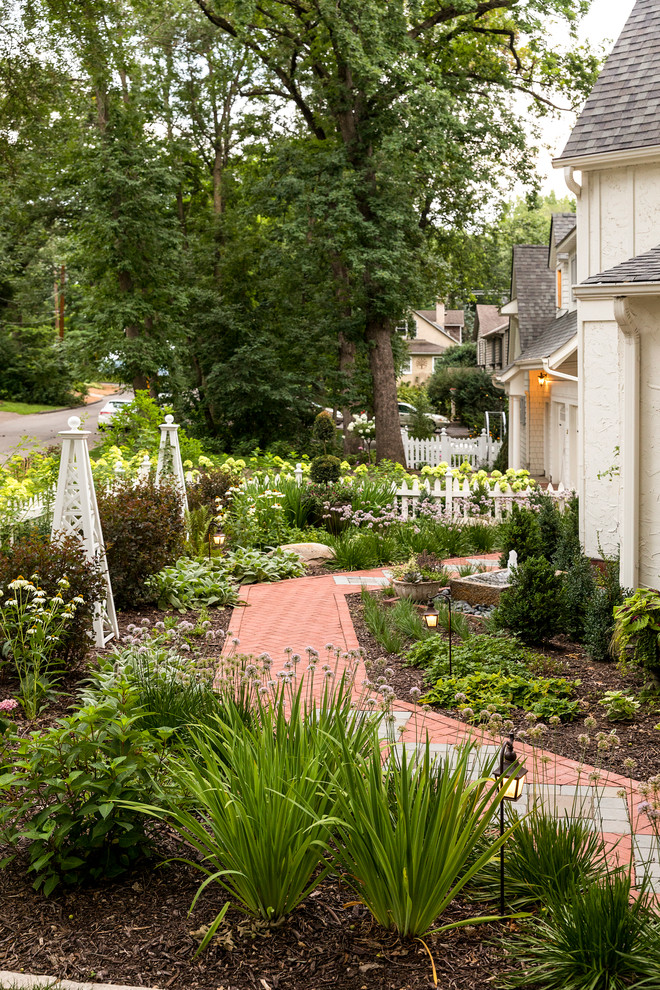 ミネアポリスにあるシャビーシック調のおしゃれな庭の写真
