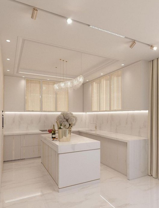 Foto på ett mycket stort medelhavsstil vit kök, med en nedsänkt diskho, luckor med glaspanel, vita skåp, marmorbänkskiva, vitt stänkskydd, stänkskydd i marmor, färgglada vitvaror, marmorgolv, en köksö och vitt golv