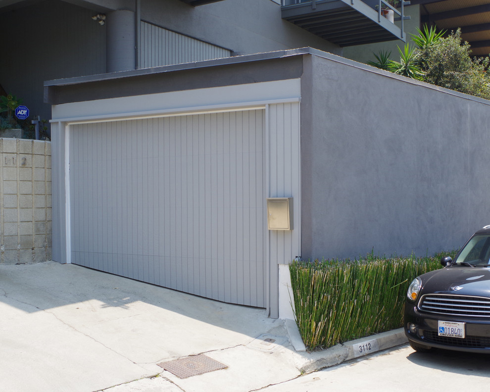 Mid-sized midcentury detached one-car carport in Los Angeles.