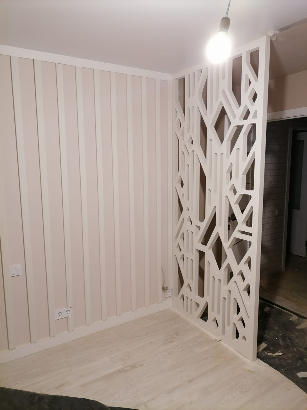 Спальня для девушки с использованием реек и перегородки