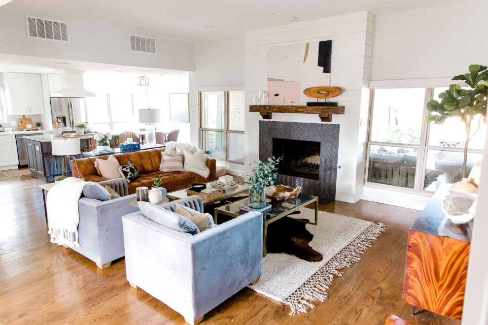Home design - transitional home design idea in Dallas