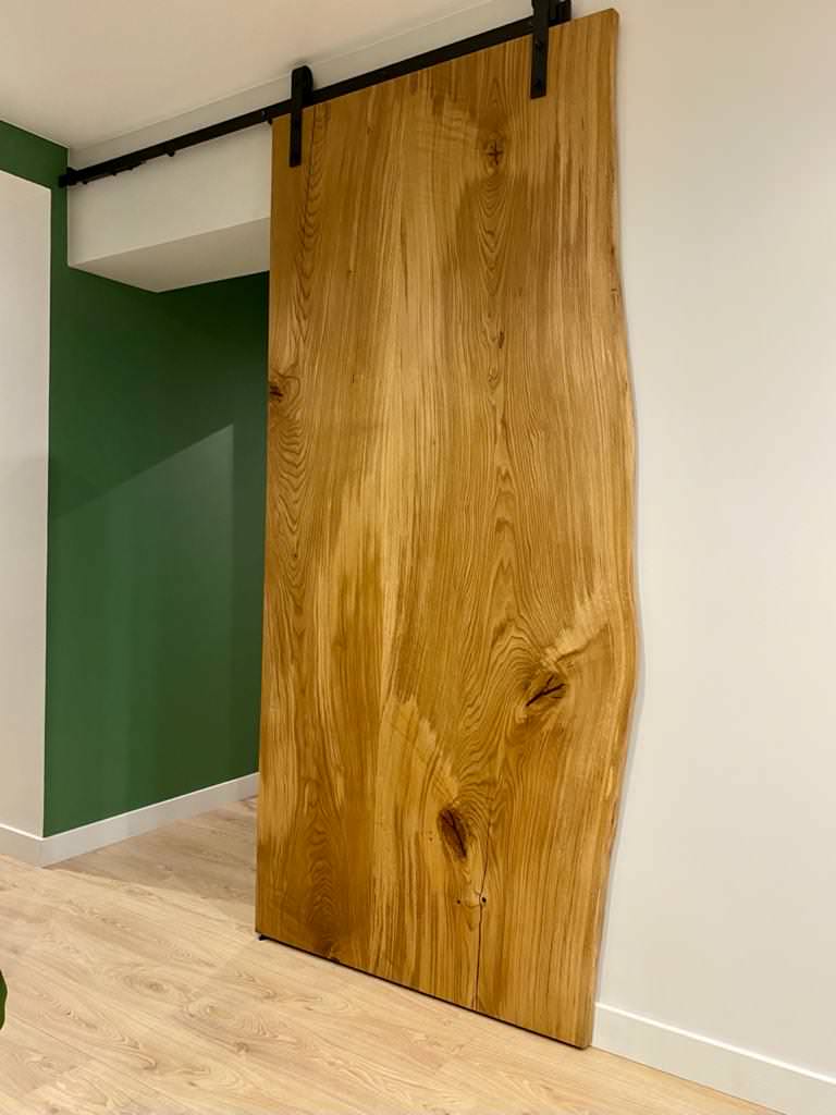 Межкомнатная дверь из слэба дуба в стиле loft в Красноярске