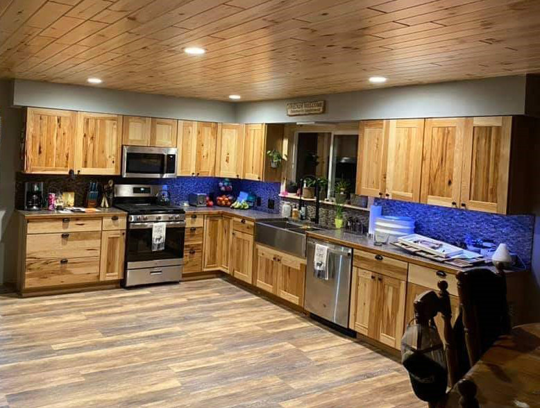 Exempel på ett lantligt grå grått kök, med en dubbel diskho, skåp i mellenmörkt trä, laminatbänkskiva, rostfria vitvaror, grått stänkskydd och brunt golv