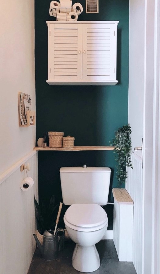 Пример оригинального дизайна: туалет с унитазом-моноблоком, зелеными стенами, полом из винила, серым полом и панелями на стенах