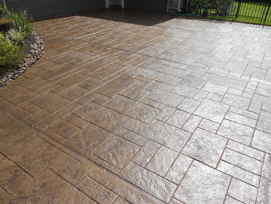 Photo of a mid-sized traditional front yard concrete paver driveway in Houston.