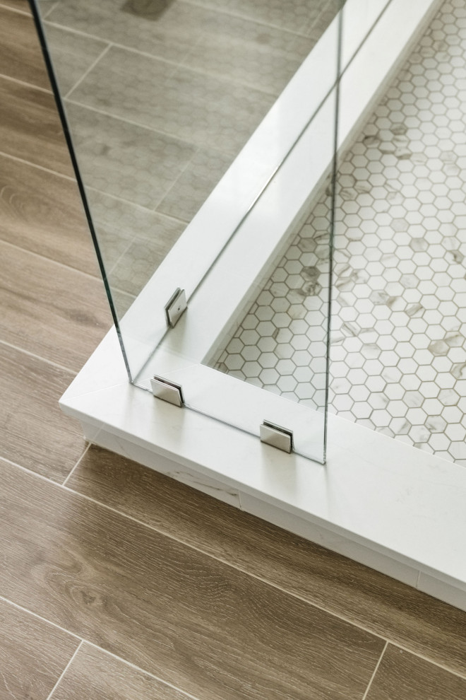 Стильный дизайн: большая главная ванная комната в стиле неоклассика (современная классика) с белой плиткой, керамогранитной плиткой, полом из керамогранита, коричневым полом и душем с распашными дверями - последний тренд