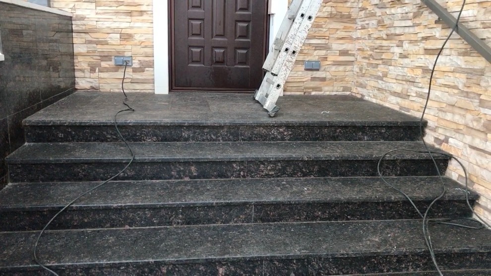 Облицовка лестницы гранитом Тэн Браун и цоколя