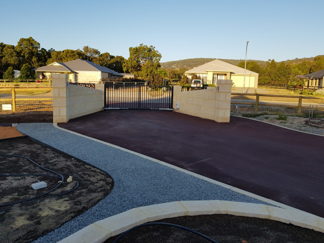 Darling Downs - statement entry, automated gates, driveway, and fencing trendy-hus-og-facade