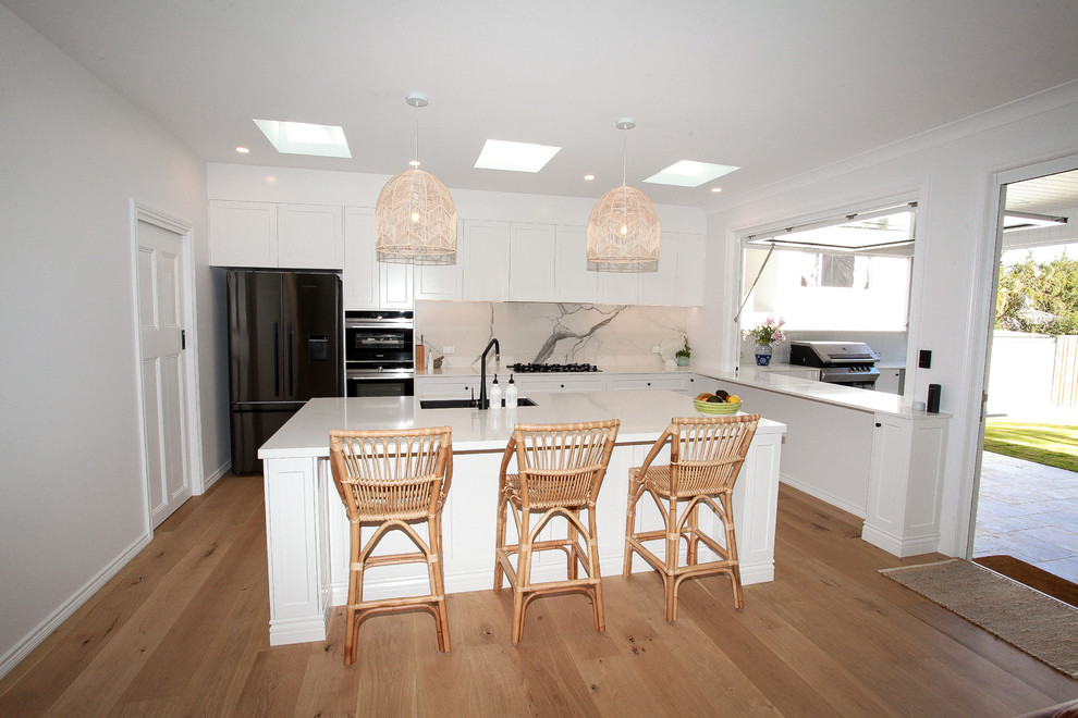 Design ideas for a traditional kitchen in Brisbane.