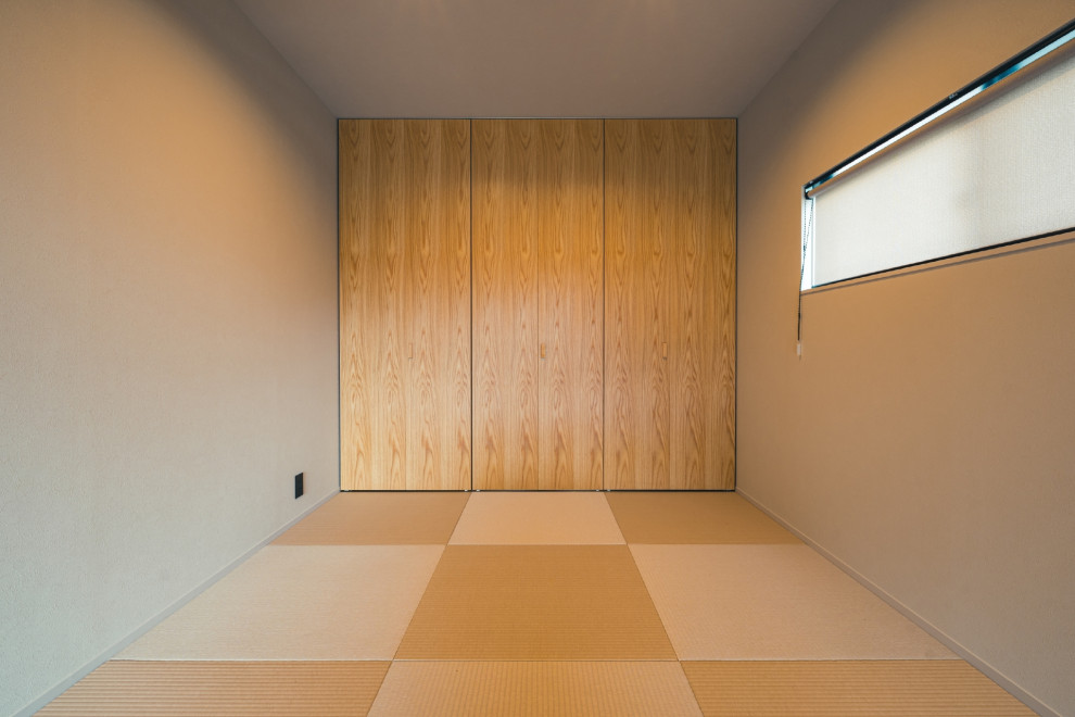 Modernes Hauptschlafzimmer mit weißer Wandfarbe, Tatami-Boden, grünem Boden, Tapetendecke und Tapetenwänden in Sonstige