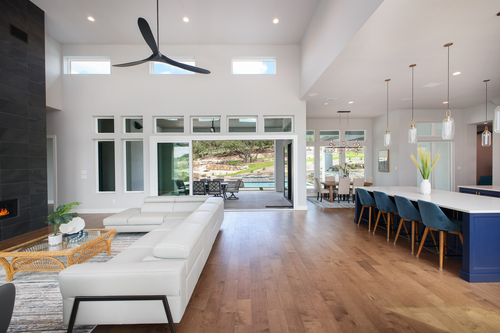 Modern: 4,950 ft², 4 BR/4 BA/2 ST home