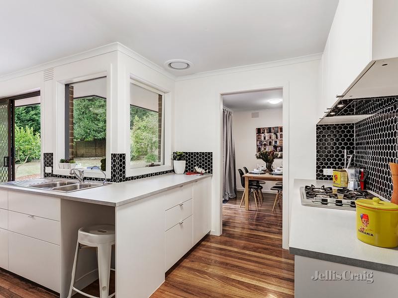 This is an example of a mid-sized transitional kitchen in Melbourne.
