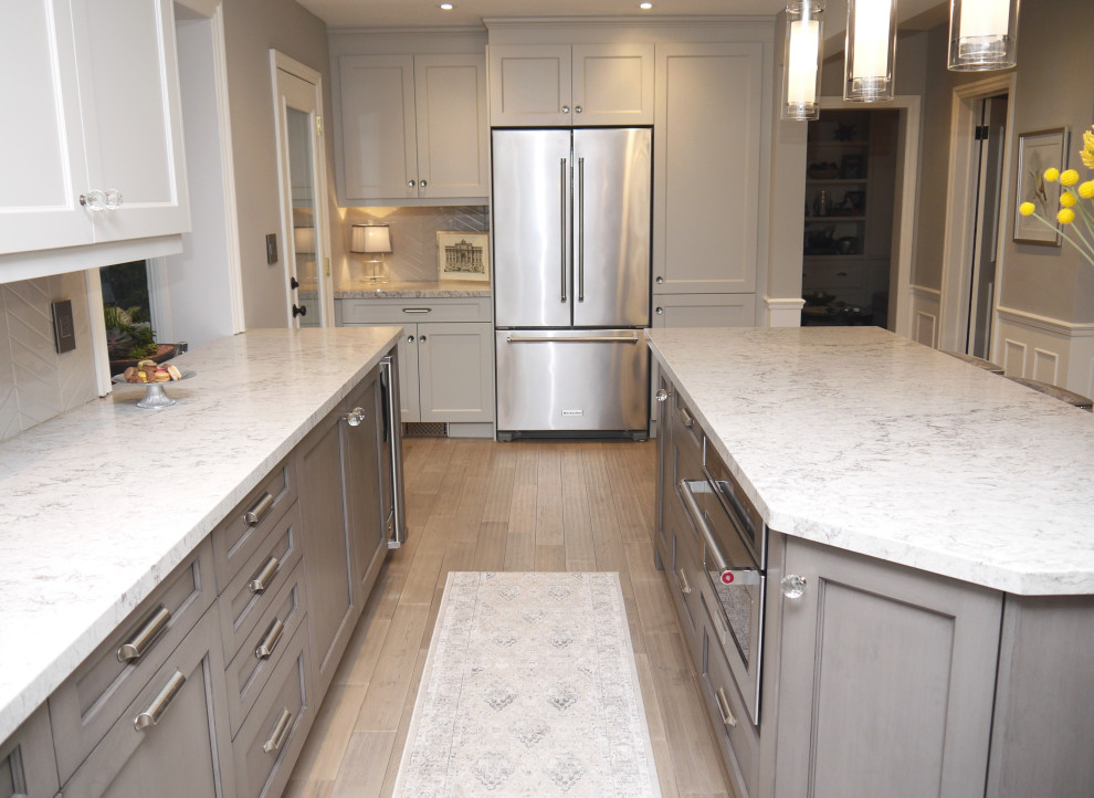Transitional kitchen photo in Toronto