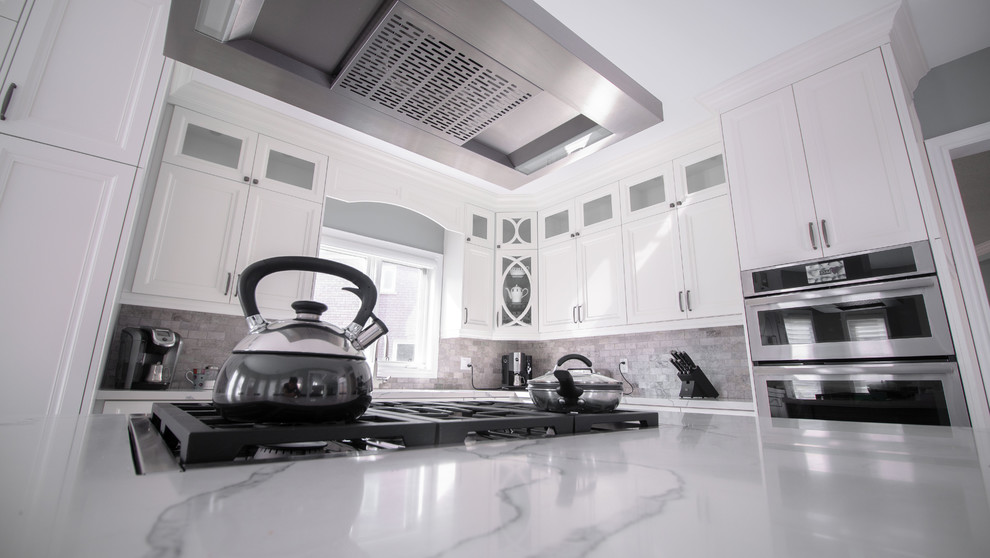 Transitional kitchen photo in Toronto