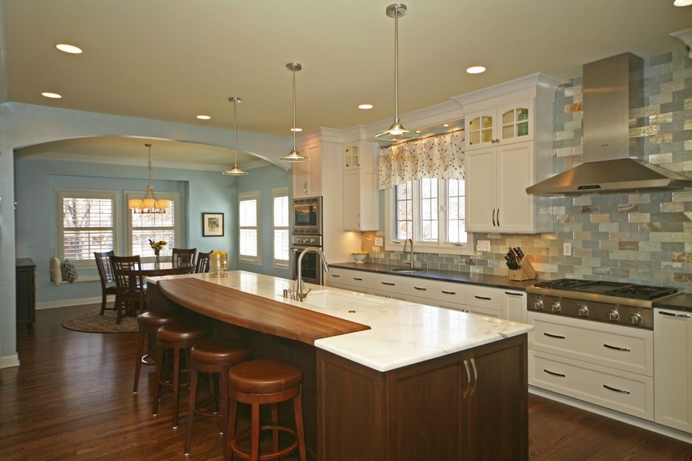 Example of a transitional kitchen design in Chicago