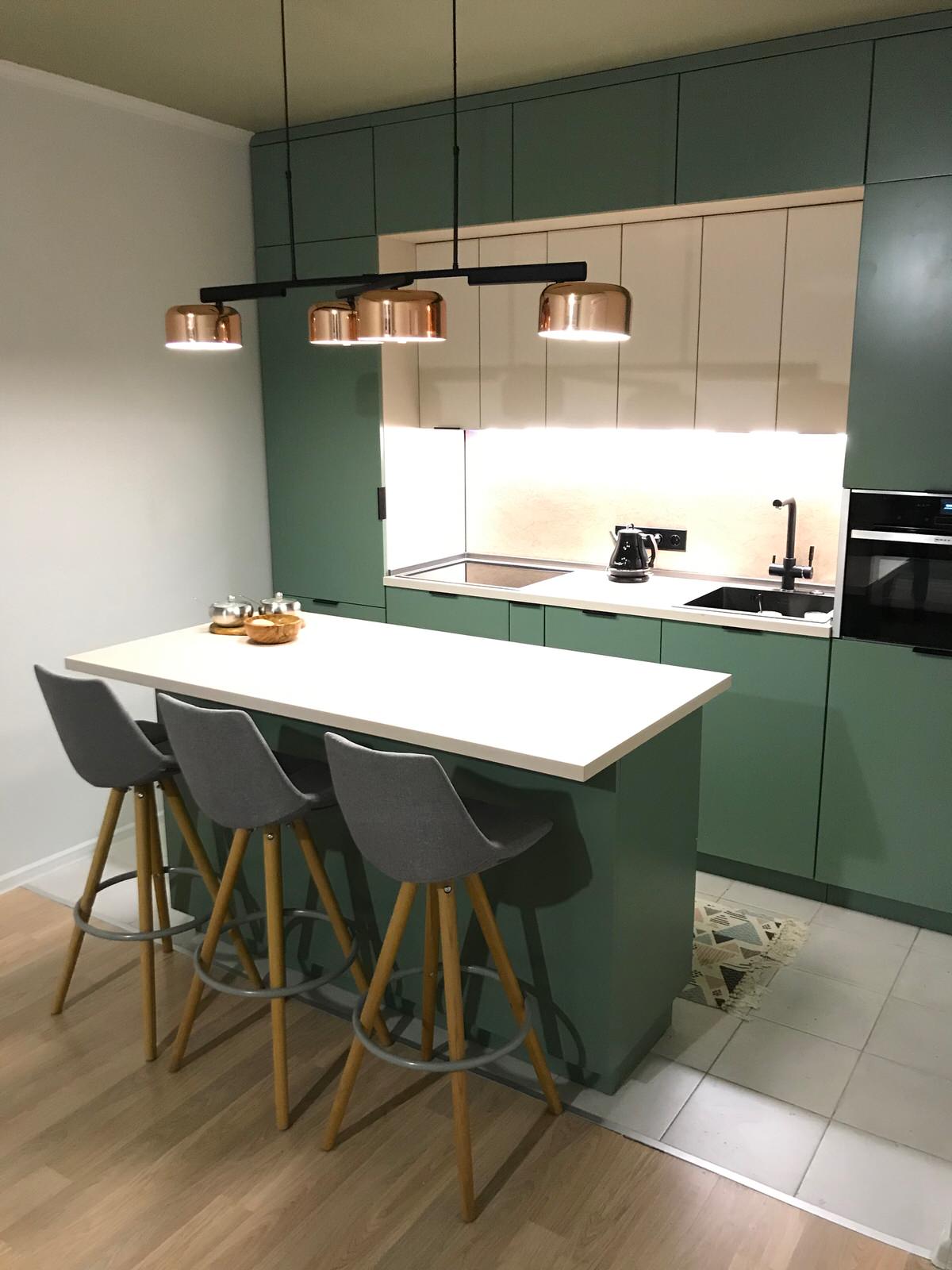 Прямая кухня с островом (ЖК Mещерский лес)