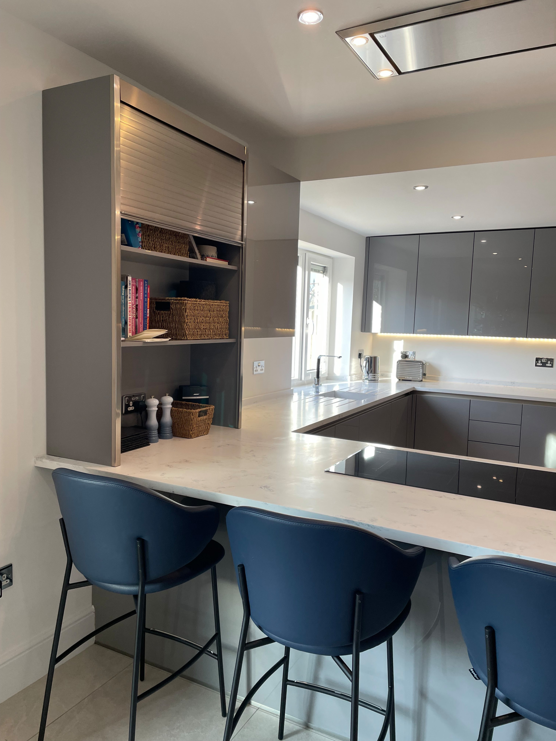 High Gloss Gravel Handleless Kitchen with White and Grey Solid Surface Tops