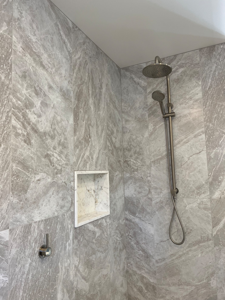 This is an example of a contemporary bathroom in Melbourne.