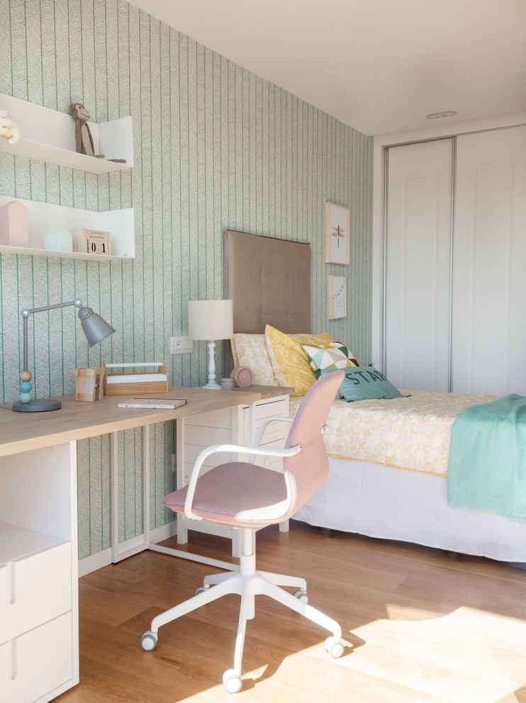 Contemporary kids' bedroom in Bilbao with grey walls, medium hardwood floors and brown floor for girls.