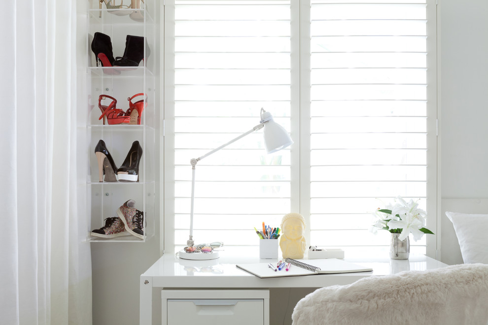 Inspiration for a bedroom and huge contemporary girl light wood floor kids' bedroom remodel in Los Angeles with white walls