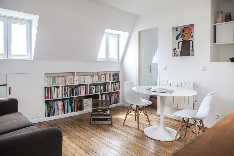 Small contemporary living room in Paris.